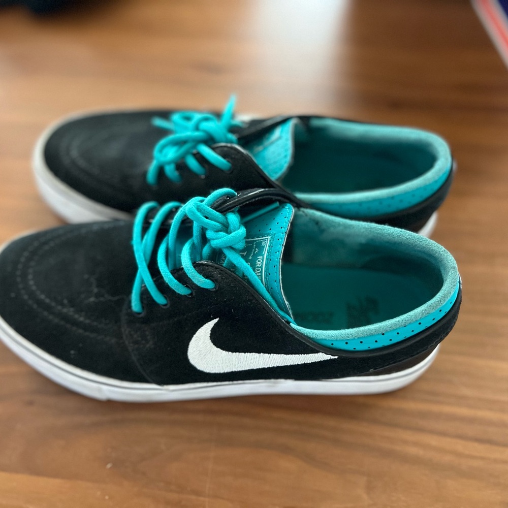 Boys Nike SB Stefan Janoski Size 4
Big Kids' Skate Shoes Black Teal Sneakers - Picture 3 of 5
